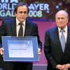 Michel Platini et son Development Award , reçu des mains de Sepp Blatter, lors du FIFA World Player Gala 2008 à la Zurich Opera House de Zurich, le 12 janvier 2009
