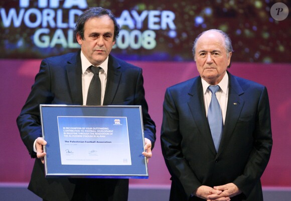 Michel Platini et son Development Award , reçu des mains de Sepp Blatter, lors du FIFA World Player Gala 2008 à la Zurich Opera House de Zurich, le 12 janvier 2009