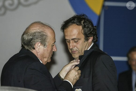 Sepp Blatter décore Michel Platini à Seoul, le 29 mai 2002
