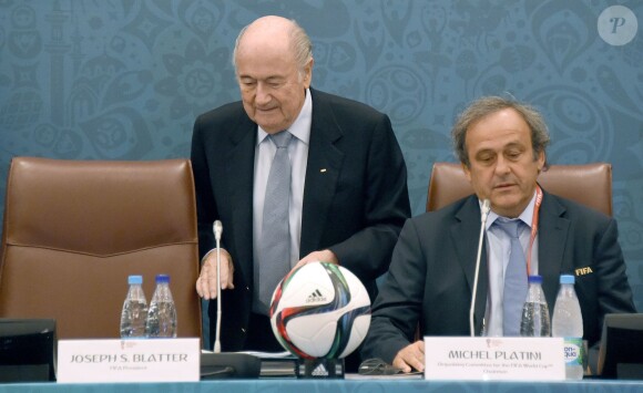 Sepp Blatter et Michel Platini lors d'un séminaire précédant le tirage au sort de la Coupe du monde 2018 à Saint-Petersbourg, le 25 juillet 2015