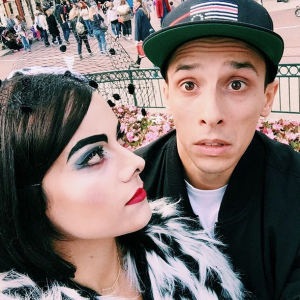 Grégoire Lyonnet et Alizée déguisée en Cruella à Disneyland Paris. Septembre 2015.