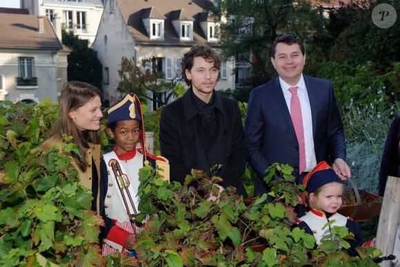 Eric Lejoindre, Mélanie Thierry et Raphael au ban des vendanges de Montmartre, le 10 octobre 2015.