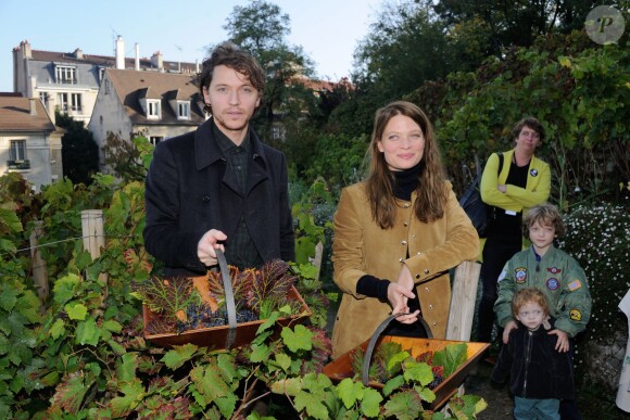 Mélanie Thierry et Raphael assistent au ban des vendanges de Montmartre à Paris, le 10 octobre 2015.