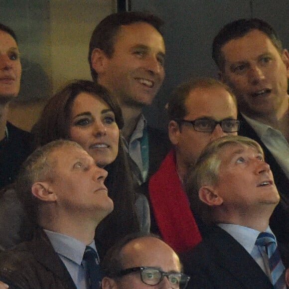 Le prince William, duc de Cambridge et Kate Middleton, duchesse de Cambridge assistent au match de rugby Australie-Pays de Galles lors de la coupe du monde à Twickenham, le 10 octobre 2015.