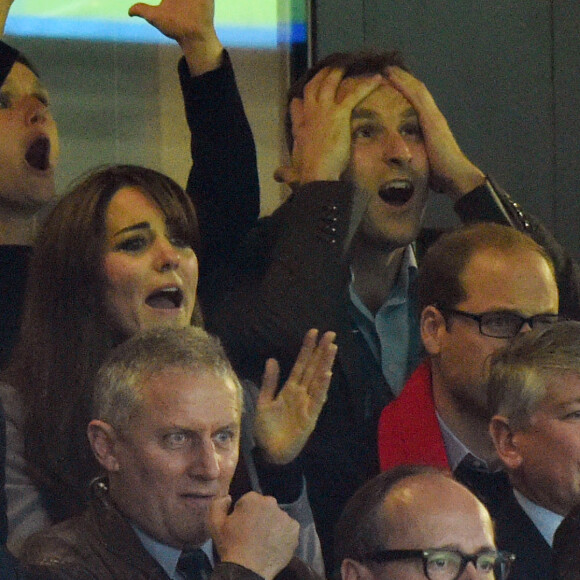 Le prince William, duc de Cambridge et Kate Middleton, duchesse de Cambridge assistent au match de rugby Australie-Pays de Galles lors de la coupe du monde à Twickenham, le 10 octobre 2015.