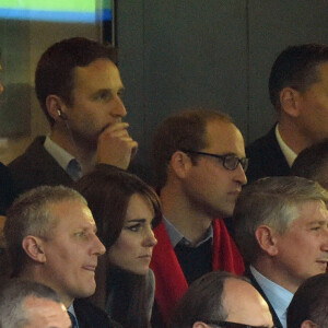 Le prince William, duc de Cambridge et Kate Middleton, duchesse de Cambridge assistent au match de rugby Australie-Pays de Galles lors de la coupe du monde à Twickenham, le 10 octobre 2015.