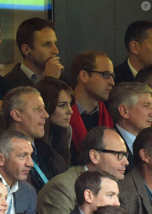 Le prince William, duc de Cambridge et Kate Middleton, duchesse de Cambridge assistent au match de rugby Australie-Pays de Galles lors de la coupe du monde à Twickenham, le 10 octobre 2015.