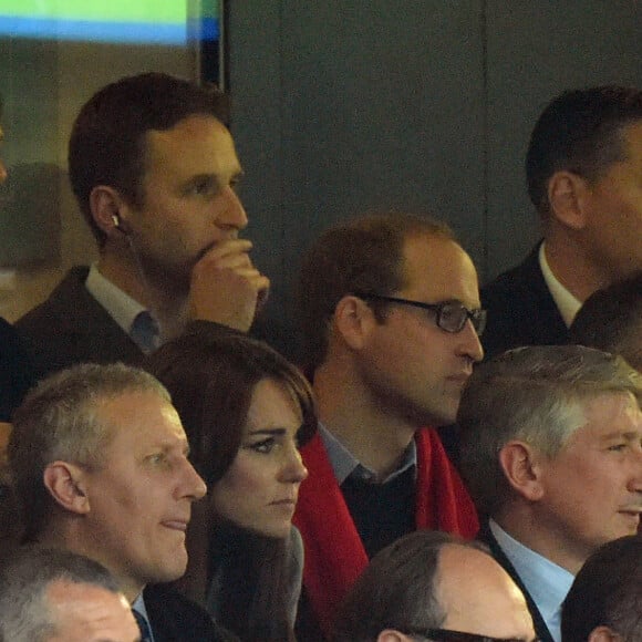 Le prince William, duc de Cambridge et Kate Middleton, duchesse de Cambridge assistent au match de rugby Australie-Pays de Galles lors de la coupe du monde à Twickenham, le 10 octobre 2015.