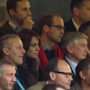 Le prince William, duc de Cambridge et Kate Middleton, duchesse de Cambridge assistent au match de rugby Australie-Pays de Galles lors de la coupe du monde à Twickenham, le 10 octobre 2015.