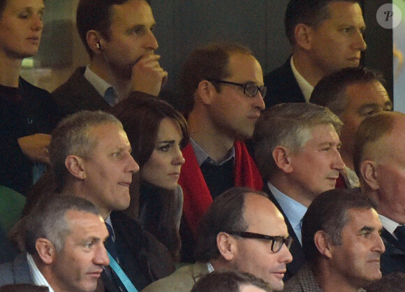 Le prince William, duc de Cambridge et Kate Middleton, duchesse de Cambridge assistent au match de rugby Australie-Pays de Galles lors de la coupe du monde à Twickenham, le 10 octobre 2015.