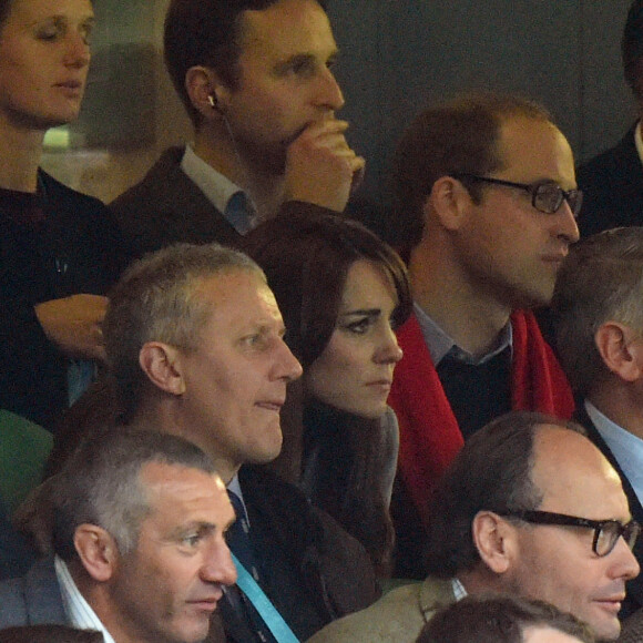 Le prince William, duc de Cambridge et Kate Middleton, duchesse de Cambridge assistent au match de rugby Australie-Pays de Galles lors de la coupe du monde à Twickenham, le 10 octobre 2015.