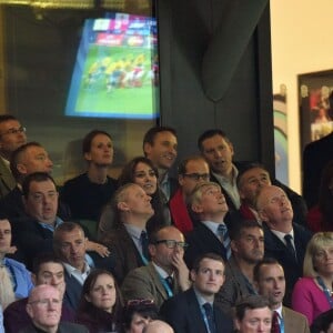 Le prince William, duc de Cambridge et sa femme Kate Middleton, duchesse de Cambridge assistent au match de rugby Australie-Pays de Galles lors de la coupe du monde à Twickenham, le 10 octobre 2015.