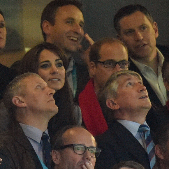 Le prince William, duc de Cambridge et Kate Middleton, duchesse de Cambridge assistent au match de rugby Australie-Pays de Galles lors de la coupe du monde à Twickenham, le 10 octobre 2015.