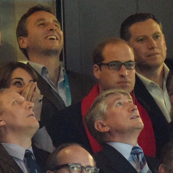 Le prince William, duc de Cambridge et Kate Middleton, duchesse de Cambridge assistent au match de rugby Australie-Pays de Galles lors de la coupe du monde à Twickenham, le 10 octobre 2015.