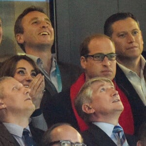 Le prince William, duc de Cambridge et son épouse Kate Middleton, duchesse de Cambridge assistent au match de rugby Australie-Pays de Galles lors de la coupe du monde à Twickenham, le 10 octobre 2015.