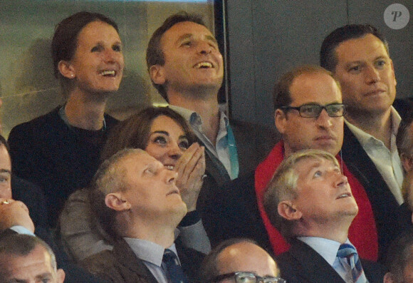 Le prince William, duc de Cambridge et son épouse Kate Middleton, duchesse de Cambridge assistent au match de rugby Australie-Pays de Galles lors de la coupe du monde à Twickenham, le 10 octobre 2015.