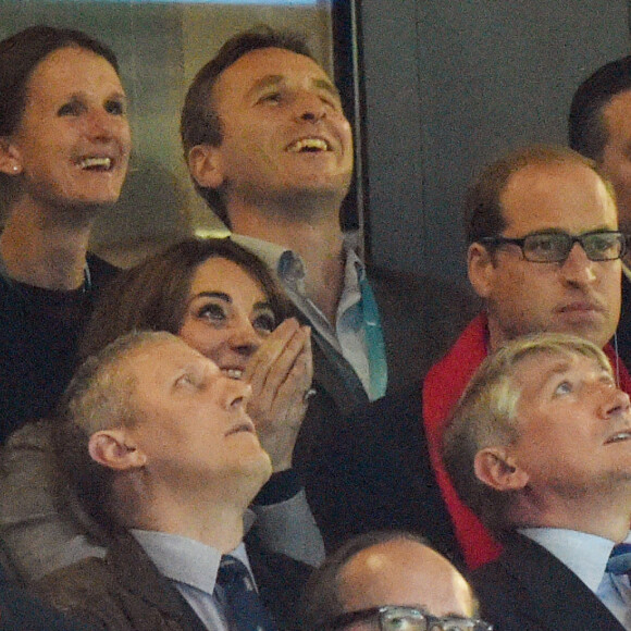Le prince William, duc de Cambridge et son épouse Kate Middleton, duchesse de Cambridge assistent au match de rugby Australie-Pays de Galles lors de la coupe du monde à Twickenham, le 10 octobre 2015.