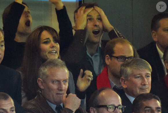 Le prince William, duc de Cambridge et Kate Middleton, duchesse de Cambridge assistent au match de rugby Australie-Pays de Galles lors de la coupe du monde à Twickenham, le 10 octobre 2015.