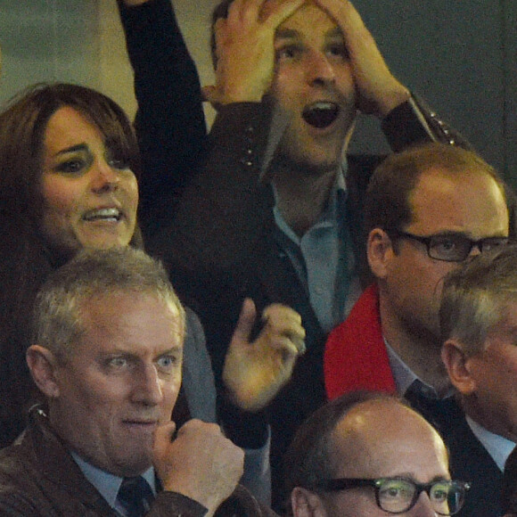 Le prince William, duc de Cambridge et Kate Middleton, duchesse de Cambridge assistent au match de rugby Australie-Pays de Galles lors de la coupe du monde à Twickenham, le 10 octobre 2015.