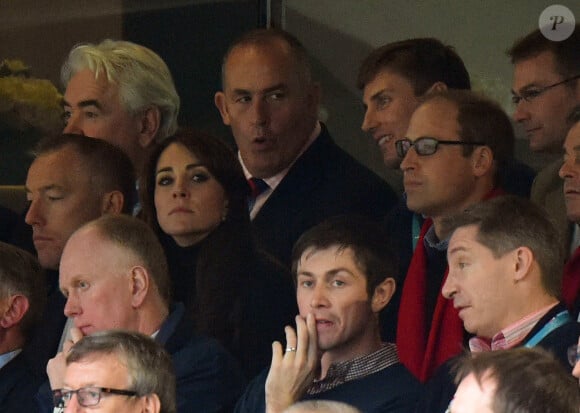 Le prince William, duc de Cambridge et Kate Middleton, duchesse de Cambridge assistent au match de rugby Australie-Pays de Galles lors de la coupe du monde à Twickenham, le 10 octobre 2015.