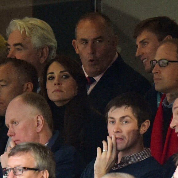 Le prince William, duc de Cambridge et Kate Middleton, duchesse de Cambridge assistent au match de rugby Australie-Pays de Galles lors de la coupe du monde à Twickenham, le 10 octobre 2015.