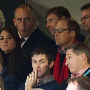 Le prince William, duc de Cambridge et Kate Middleton, duchesse de Cambridge assistent au match de rugby Australie-Pays de Galles lors de la coupe du monde à Twickenham, le 10 octobre 2015.