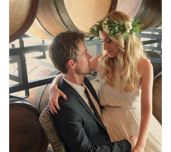 Megan Park et Tyler Hilton le jour de leur mariage / photo postée sur le compte Instagram d'Alyson Black-Barrie