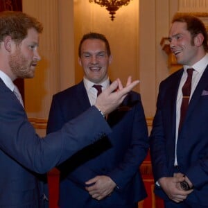 Le prince Harry, Gethin Jenkins et Alun-Wyn Jones - Réception au palais de Buckingham avec les plus grands joueurs de rugby de la Coupe du Monde, à Londres, le 12 octobre 2015