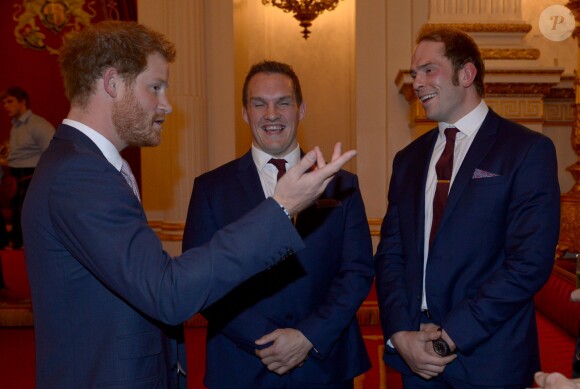 Le prince Harry, Gethin Jenkins et Alun-Wyn Jones - Réception au palais de Buckingham avec les plus grands joueurs de rugby de la Coupe du Monde, à Londres, le 12 octobre 2015