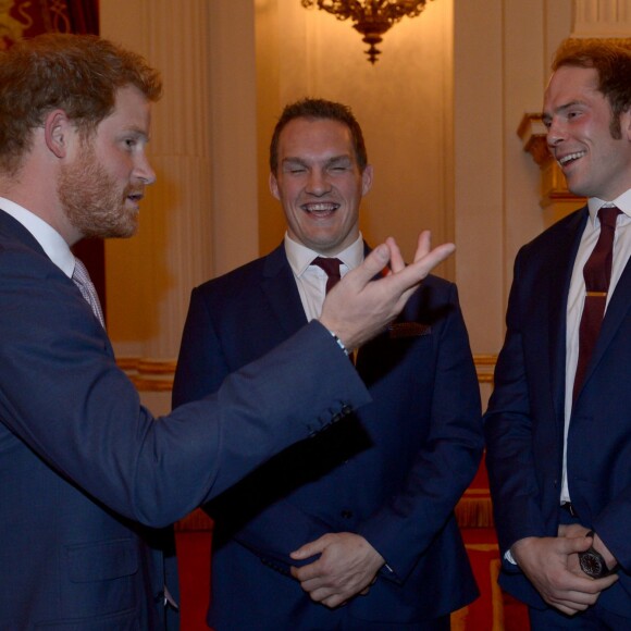 Le prince Harry, Gethin Jenkins et Alun-Wyn Jones - Réception au palais de Buckingham avec les plus grands joueurs de rugby de la Coupe du Monde, à Londres, le 12 octobre 2015