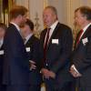 Le prince Harry et Bill Beaumont - Réception au palais de Buckingham avec les plus grands joueurs de rugby de la Coupe du Monde, à Londres, le 12 octobre 2015