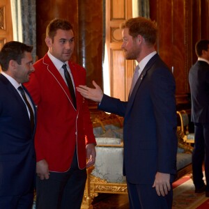 Le prince Harry, James Pritchard et Jebb Sinclair du XV du Canada - Réception au palais de Buckingham avec les plus grands joueurs de rugby de la Coupe du Monde, à Londres, le 12 octobre 2015