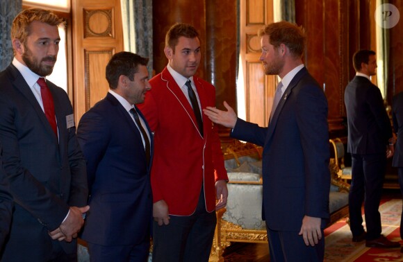 Le prince Harry, James Pritchard et Jebb Sinclair du XV du Canada - Réception au palais de Buckingham avec les plus grands joueurs de rugby de la Coupe du Monde, à Londres, le 12 octobre 2015