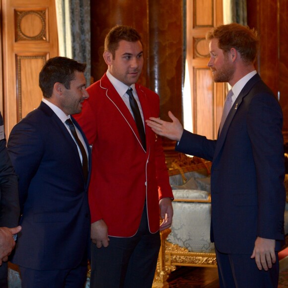 Le prince Harry, James Pritchard et Jebb Sinclair du XV du Canada - Réception au palais de Buckingham avec les plus grands joueurs de rugby de la Coupe du Monde, à Londres, le 12 octobre 2015