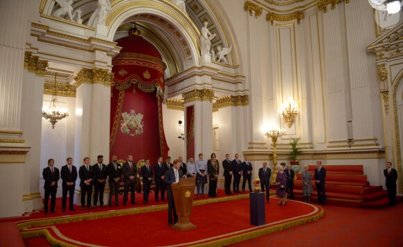 Le prince Harry pendant son discours devant le prince Philip et la reine Elizabeth II - Réception au palais de Buckingham avec les plus grands joueurs de rugby de la Coupe du Monde et d'autres protagonistes de la compétition, à Londres, le 12 octobre 2015