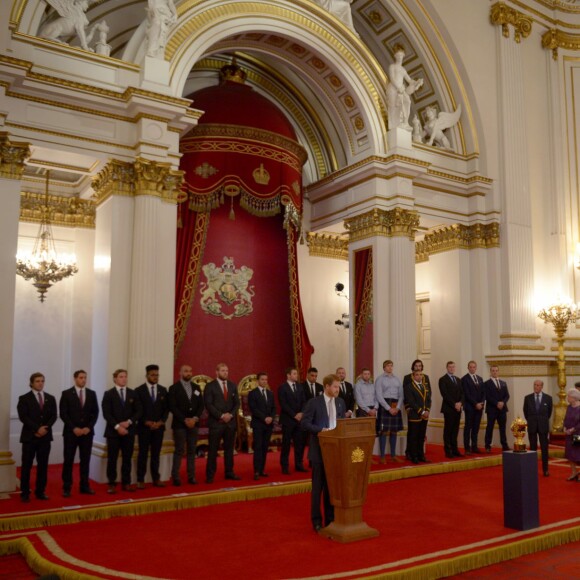 Le prince Harry pendant son discours devant le prince Philip et la reine Elizabeth II - Réception au palais de Buckingham avec les plus grands joueurs de rugby de la Coupe du Monde et d'autres protagonistes de la compétition, à Londres, le 12 octobre 2015