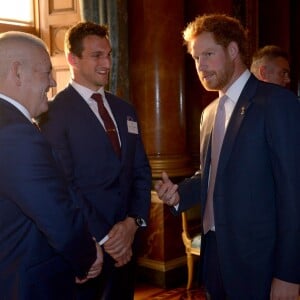 Le prince Harry avec le capitaine du Pays de Galles Sam Warburton et l'entraîneur Warren Gatland - Réception au palais de Buckingham avec les plus grands joueurs de rugby de la Coupe du Monde et d'autres protagonistes de la compétition, à Londres, le 12 octobre 2015