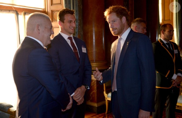 Le prince Harry avec le capitaine du Pays de Galles Sam Warburton et l'entraîneur Warren Gatland - Réception au palais de Buckingham avec les plus grands joueurs de rugby de la Coupe du Monde et d'autres protagonistes de la compétition, à Londres, le 12 octobre 2015