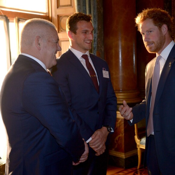 Le prince Harry avec le capitaine du Pays de Galles Sam Warburton et l'entraîneur Warren Gatland - Réception au palais de Buckingham avec les plus grands joueurs de rugby de la Coupe du Monde et d'autres protagonistes de la compétition, à Londres, le 12 octobre 2015