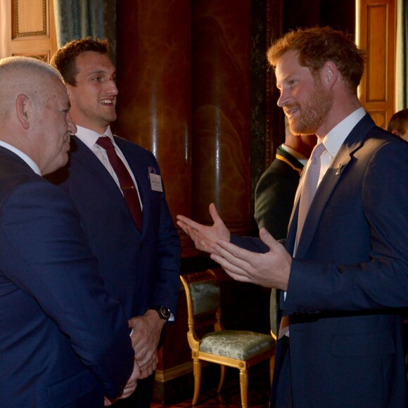 Le prince Harry avec le capitaine du Pays de Galles Sam Warburton et l'entraîneur Warren Gatland - Réception au palais de Buckingham avec les plus grands joueurs de rugby de la Coupe du Monde et d'autres protagonistes de la compétition, à Londres, le 12 octobre 2015