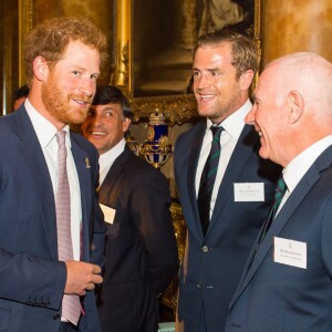 Le prince Harry, Jamie Heaslip et Mike Kearney (Irlande) - Réception au palais de Buckingham avec les plus grands joueurs de rugby de la Coupe du Monde et d'autres protagonistes de la compétition, à Londres, le 12 octobre 2015