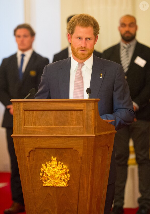 Le prince Harry - Réception au palais de Buckingham avec les plus grands joueurs de rugby de la Coupe du Monde et d'autres protagonistes de la compétition, à Londres, le 12 octobre 2015