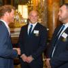 Le prince Harry, Stephen Moore et Michael Cheika (Australie) - Réception au palais de Buckingham avec les plus grands joueurs de rugby de la Coupe du Monde et d'autres protagonistes de la compétition, à Londres, le 12 octobre 2015