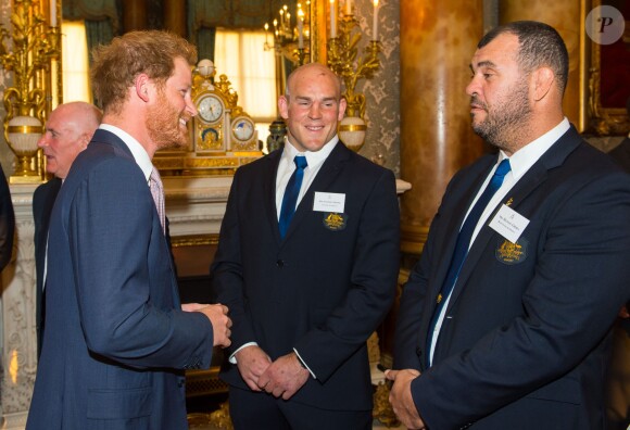 Le prince Harry, Stephen Moore et Michael Cheika (Australie) - Réception au palais de Buckingham avec les plus grands joueurs de rugby de la Coupe du Monde et d'autres protagonistes de la compétition, à Londres, le 12 octobre 2015