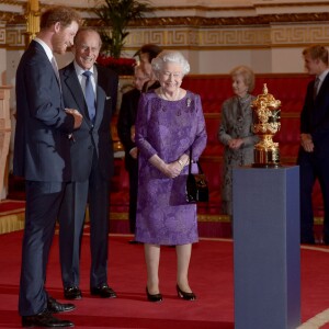 Le prince Harry, le prince Philip et la reine Elizabeth II - Réception au palais de Buckingham avec les plus grands joueurs de rugby de la Coupe du Monde et d'autres protagonistes de la compétition, à Londres, le 12 octobre 2015