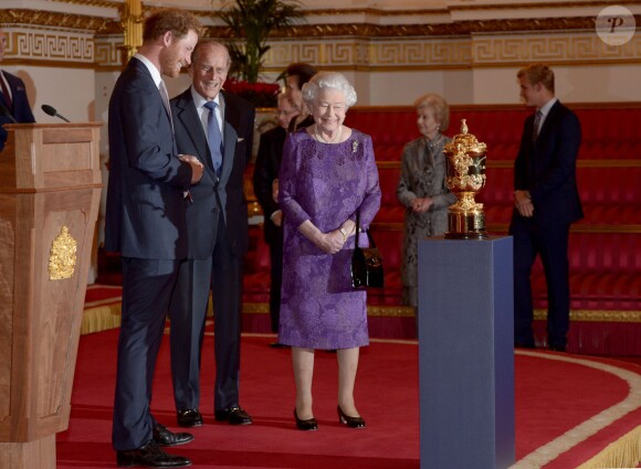 Le prince Harry, le prince Philip et la reine Elizabeth II - Réception au palais de Buckingham avec les plus grands joueurs de rugby de la Coupe du Monde et d'autres protagonistes de la compétition, à Londres, le 12 octobre 2015