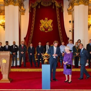 Le prince Harry, la reine Elizabeth II et le duc d'Edimbourg - Réception au palais de Buckingham avec les plus grands joueurs de rugby de la Coupe du Monde et d'autres protagonistes de la compétition, à Londres, le 12 octobre 2015