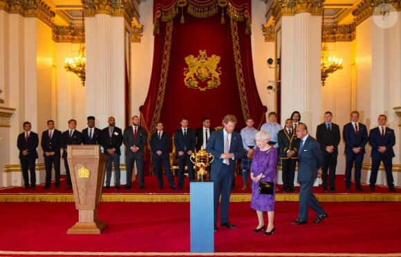 Le prince Harry, la reine Elizabeth II et le duc d'Edimbourg - Réception au palais de Buckingham avec les plus grands joueurs de rugby de la Coupe du Monde et d'autres protagonistes de la compétition, à Londres, le 12 octobre 2015