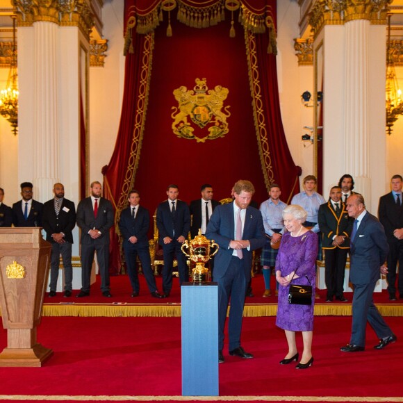 Le prince Harry, la reine Elizabeth II et le duc d'Edimbourg - Réception au palais de Buckingham avec les plus grands joueurs de rugby de la Coupe du Monde et d'autres protagonistes de la compétition, à Londres, le 12 octobre 2015