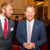Chris Robshaw, capitaine du XV de la Rose, et le prince Harry - Réception au palais de Buckingham avec les plus grands joueurs de rugby de la Coupe du Monde et d'autres protagonistes de la compétition, à Londres, le 12 octobre 2015